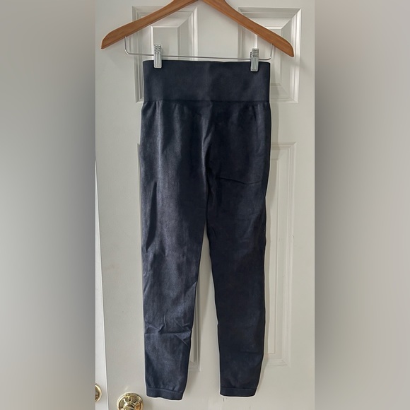 Bo + Tee Size Small Reflex Seamless Acid Wash High-Waisted Leggings in Black - Picture 7 of 8